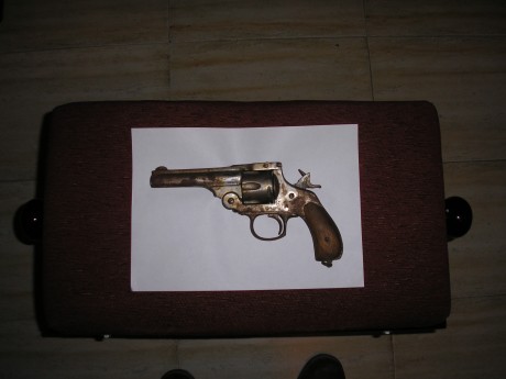 Hola, soy nuevo en el foro y me gustaría que me ayudaran en saber que tipo de arma es la pistola pequeña, 12