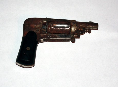 Hola, soy nuevo en el foro y me gustaría que me ayudaran en saber que tipo de arma es la pistola pequeña, 11
