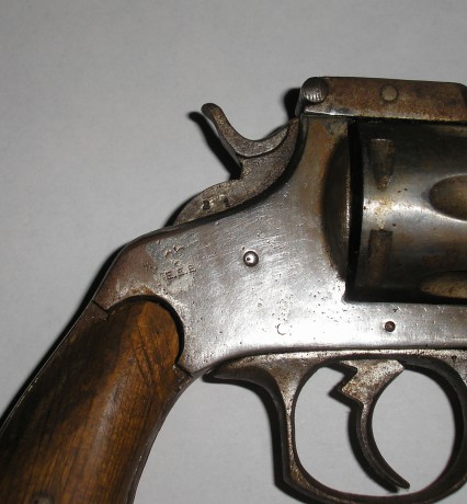 Hola, soy nuevo en el foro y me gustaría que me ayudaran en saber que tipo de arma es la pistola pequeña, 41