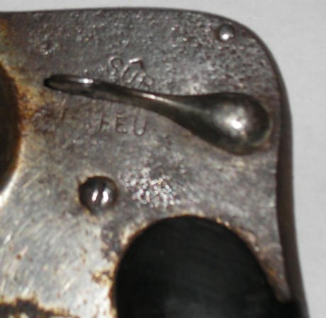 Hola, soy nuevo en el foro y me gustaría que me ayudaran en saber que tipo de arma es la pistola pequeña, 40