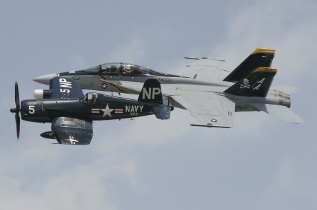 Pues eso, en este hilo pretendo deleitaros como amantes de los aviones de combate que sois muchos, con 12