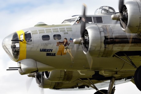 Pues eso, en este hilo pretendo deleitaros como amantes de los aviones de combate que sois muchos, con 111