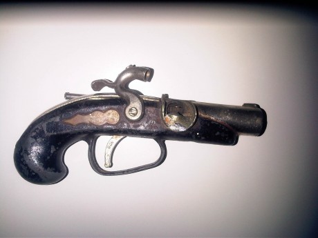 Estas son las fotos, es un arma que la tengo desde bastante tiempo pero no tengo ninguna informacion. 01