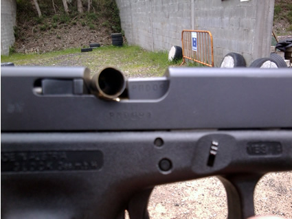 Buenos días,

Según se lee por los foros yankees la Glock 17 4gen tiene varios problemas. Interrupciones 40
