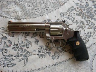 Pues al hilo de un compañero que pide que le ayuden a elegir un revolver y mi afición por ellos, se me 62